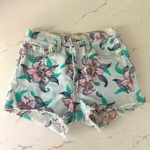 Levi’s denim Jean shorts embroidered flowers floral 24 light wash summer. NWOT
